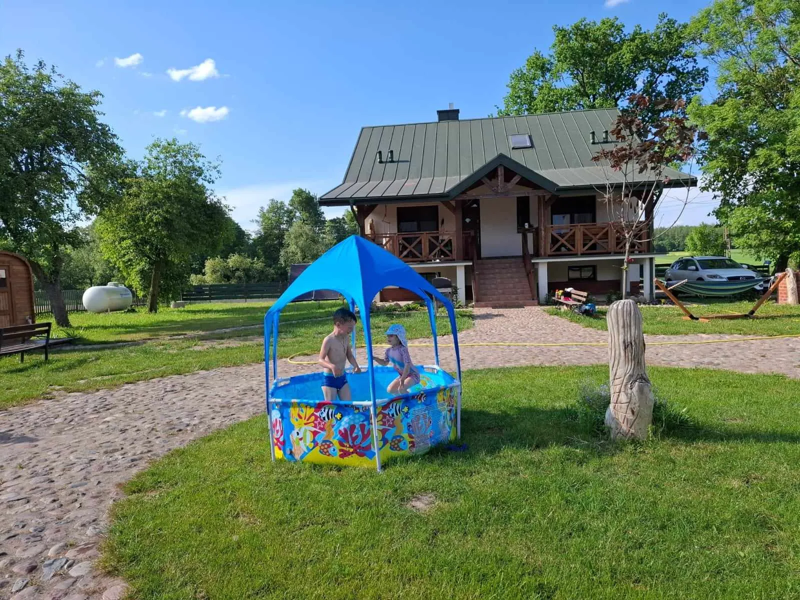 Dzieci bawiące się w basenie ogrodowym