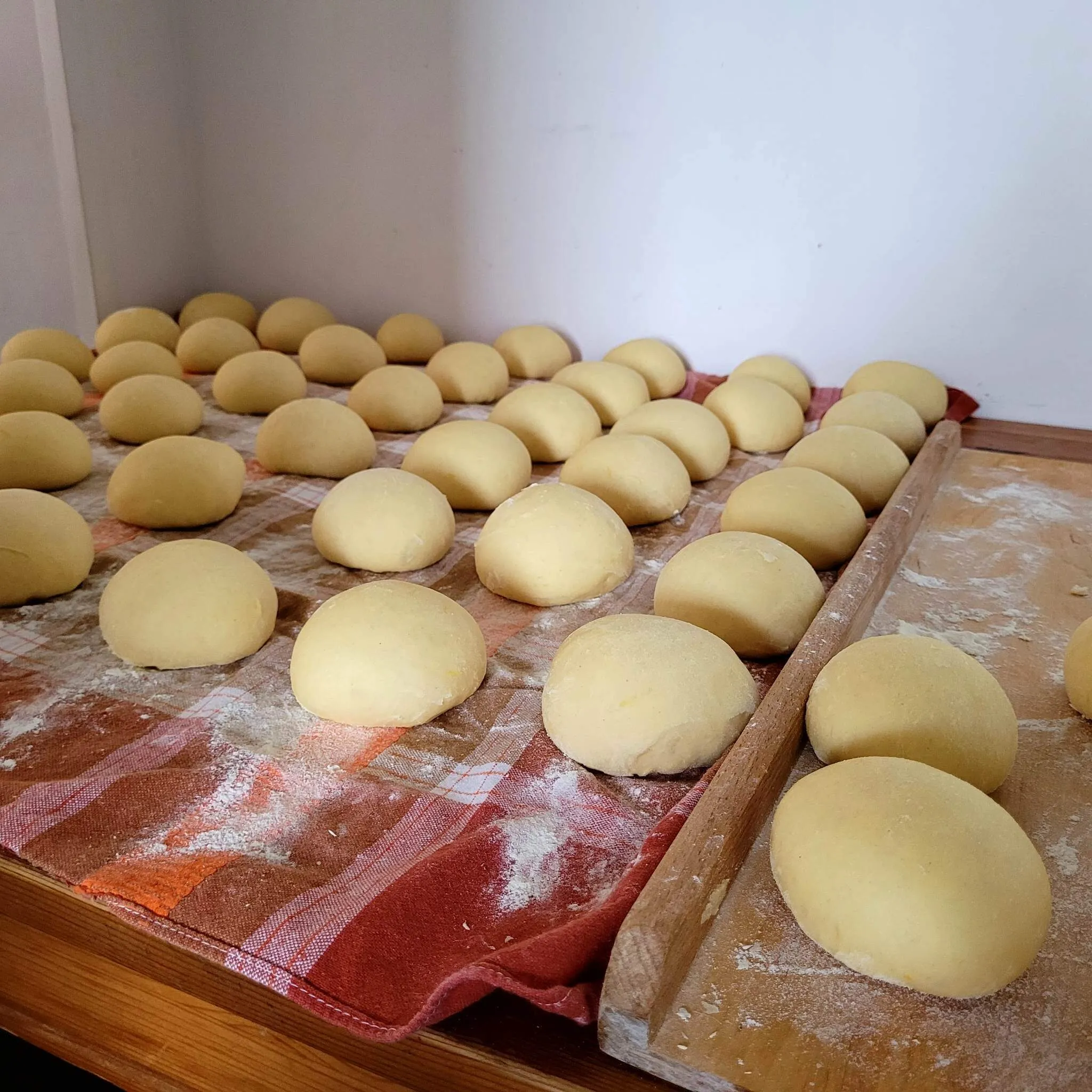 Surowe pączki przed smażeniem