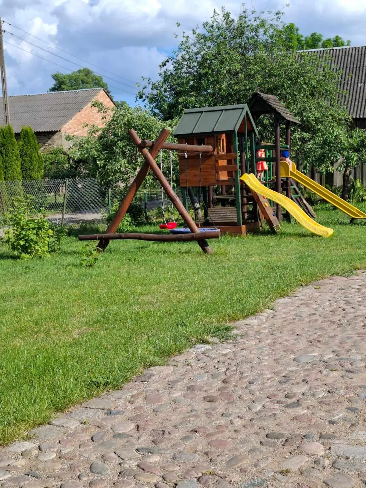 Huśtawki na placu zabaw