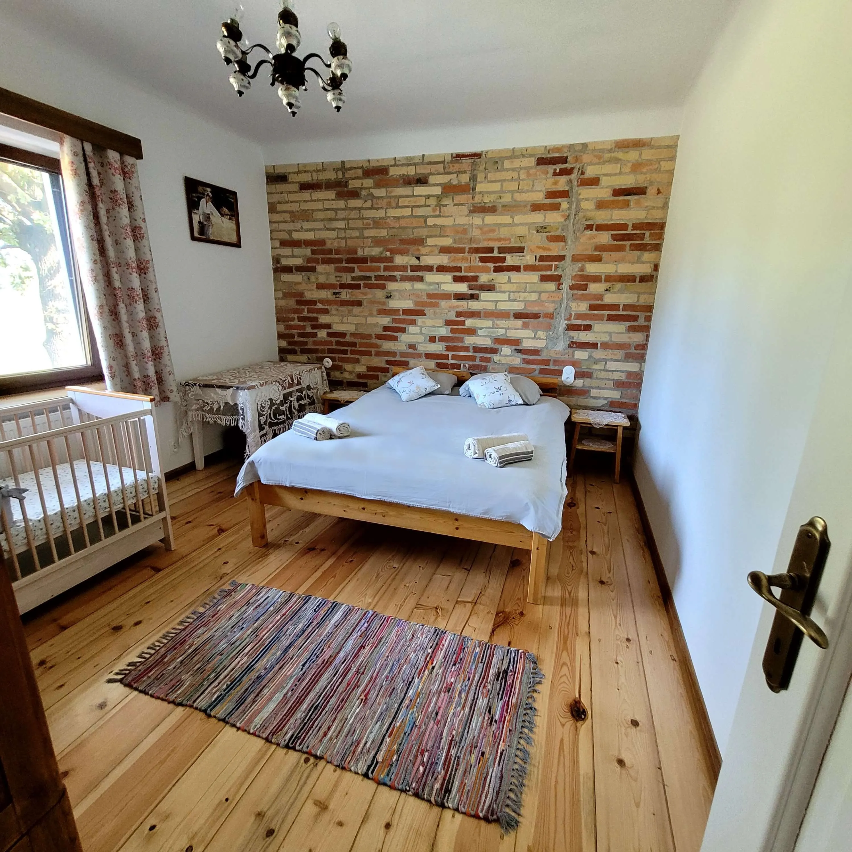 Drewniane łóżko z desek starej podłogi