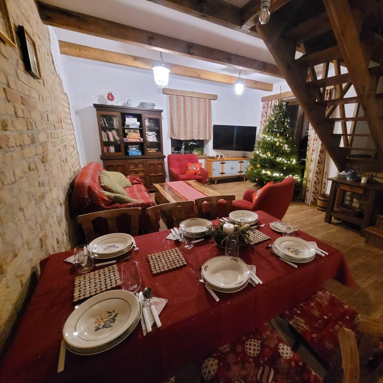 Stół wigilijny nakryty w Kasztanówce